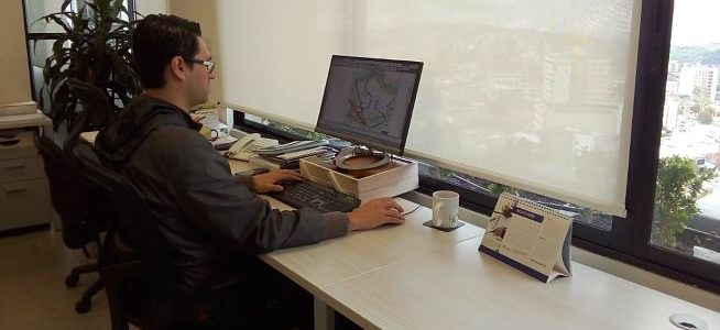 Cuida tu postura en CFC: Al usar computador de escritorio